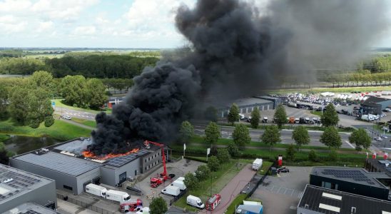 Grossbrand bei Gastronomieunternehmen Alblasserdam Splitter von Solarpaneelen freigesetzt Innere