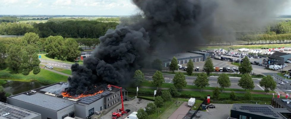 Grossbrand bei Gastronomieunternehmen Alblasserdam Splitter von Solarpaneelen freigesetzt Innere