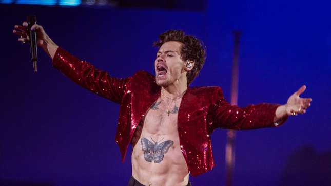 Harry Styles wurde wieder von etwas getroffen