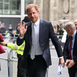 Harry fordert von der Boulevardpresse eine hohe Entschaedigung fuer das