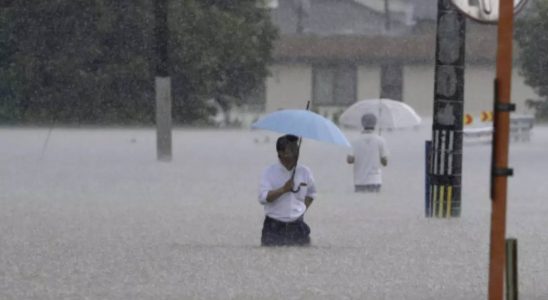 Heftige Regenfaelle verursachen Ueberschwemmungen und Schlammlawinen im Suedwesten Japans wo