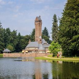 Hungrige Hirsche fressen Berlages Blumengarten in De Hoge Veluwe wieder