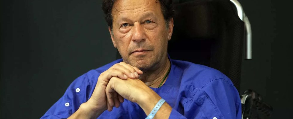 IWF Imran Khan trifft IWF Vertreter und unterstuetzt Rettungsabkommen der pakistanischen