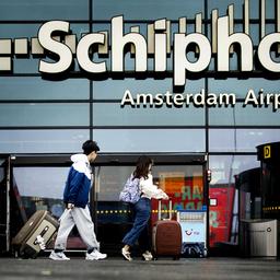 In Schiphol gibt es an einem geschaeftigen Feiertagswochenende keine langen