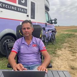 Nomadic Dutchman verfolgt die Tour waehrend der Arbeit Aus