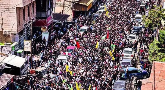 Palaestinenser gehen auf die Strasse nachdem Israel seinen Angriff auf