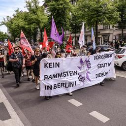 Protest in Berlin gegen Rammsteins Vorgehen wegen Berichten ueber