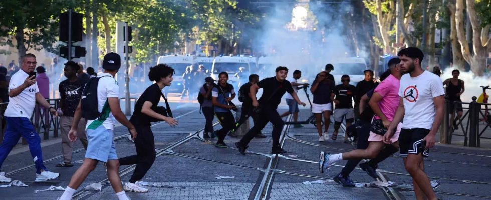 Protest in Frankreich Die Grossmutter eines franzoesischen Teenagers der von