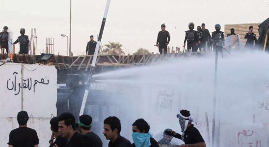 Schwedische Botschaft Irakische Demonstranten zuenden die schwedische Botschaft in Bagdad