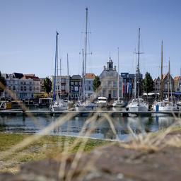 Sklaverei Denkmal in Vlissingen mit rassistischen Parolen verunstaltet berichtet Hersteller