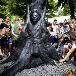 So gedenken die Niederlande der Vergangenheit der Sklaverei und feiern