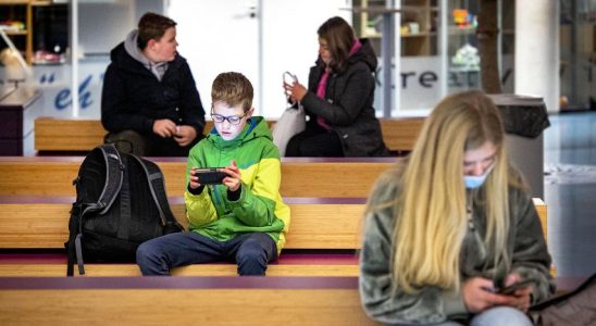 Telefone aus dem Klassenzimmer „Lehrer koennen nicht mit suechtig machendem