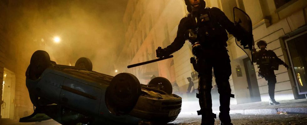 Unruhen in Frankreich Demonstranten rammen Auto in das Haus des