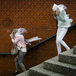 Wettervorhersage Heute ist es besser Ihren Regenmantel als Ihren Regenschirm