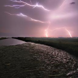 Wettervorhersage Zuerst Sonne spaeter am Tag viel Regen und Gewitter