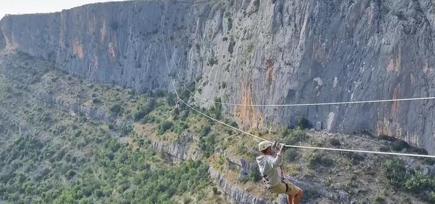 Yvonne baumelte anderthalb Stunden lang ueber einer Schlucht in Kroatien