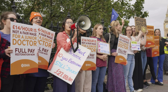 Zehntausende Aerzte in England beginnen den „laengsten Streik in der