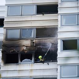 Zwei Bewohner starben nachdem sie aus einem brennenden Wohnhaus in