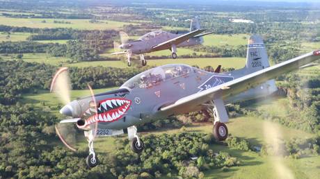 Zwei Militaerflugzeuge kollidieren in der Luft in Kolumbien VIDEO –