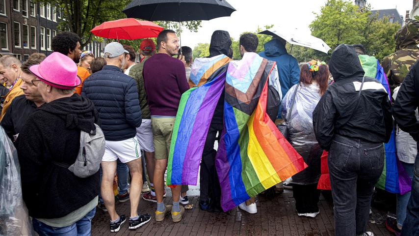 1691260162 988 Pride verwandelt Amsterdams Grachten in eine Regenbogenparty Zu Hause