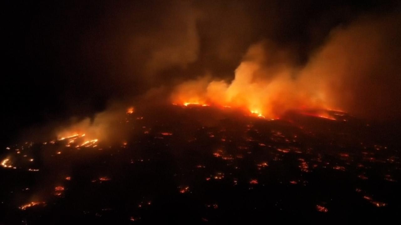 Beeld uit video: Drone filmt felle bosbranden op Hawaï