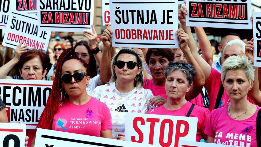 1692092766 325 Tausende Bosnier gehen auf die Strasse nachdem ein Mann den