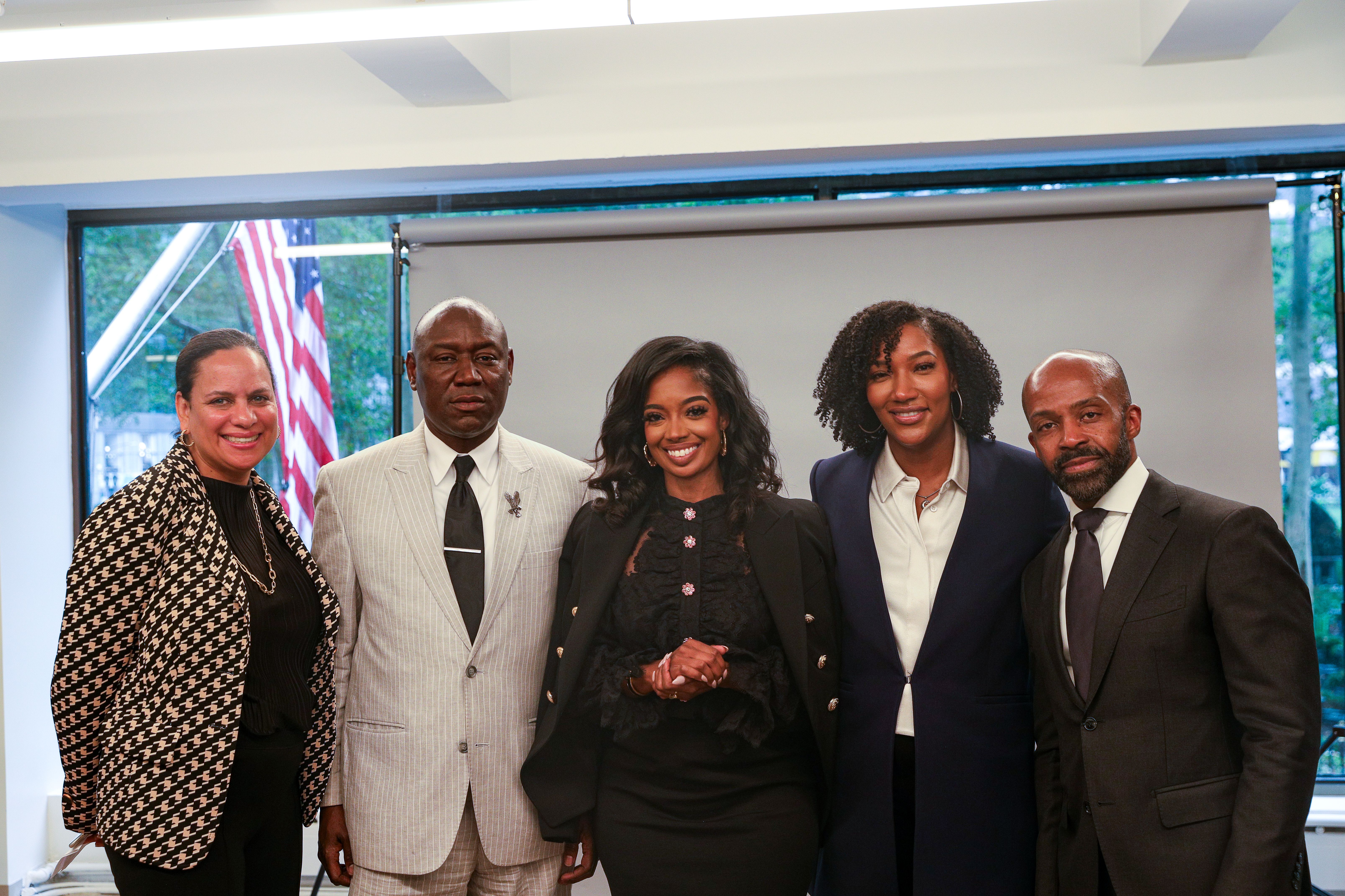 Die Gründer des Fearless Fund und ihr Rechtsbeistand stehen auf einer Pressekonferenz in New York City für Fotos bereit.