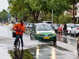 Bliksem en regen zorgen voor hinder op het spoor en de weg