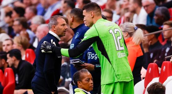 Ajax Torhueter Rulli verlaesst das Feld auf einer Trage Schwere der