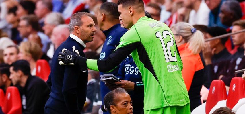 Ajax Torhueter Rulli verlaesst das Feld auf einer Trage Schwere der