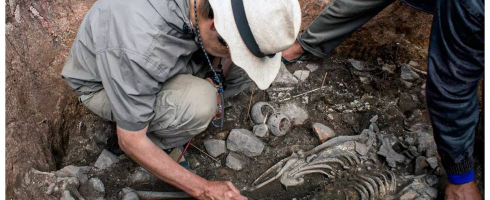 Archaeologen graben im Norden Perus ein 3000 Jahre altes Priestergrab