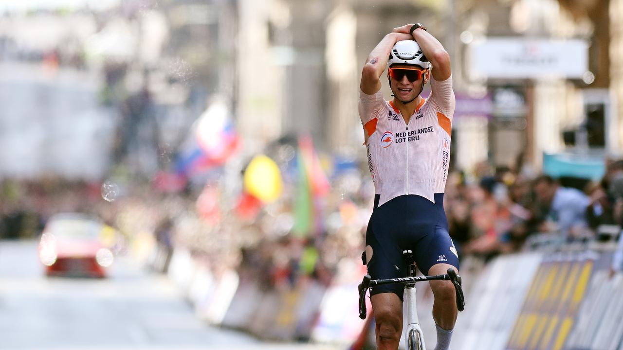 Beeld uit video: Samenvatting: Van der Poel schrijft geschiedenis met wereldtitel op de weg