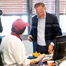 Beliebte Volkswagen Currywurst bald wieder in Betriebskantine erhaeltlich Wirtschaft