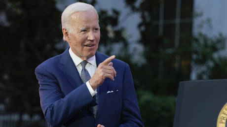 Biden fuehrt „Buchhaltungsbetrug durch um die Ukraine zu finanzieren –