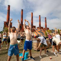 Der Verkehr rund um das Lowlands Festivalgelaende ist bereits am Donnerstagmorgen