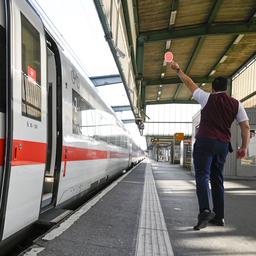 Deutscher trampt nach zu langer Rauchpause beim Kuppeln eines Hochgeschwindigkeitszuges