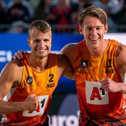 Die niederlaendischen Beachvolleyballer Luini und De Groot erreichen ueberraschend das