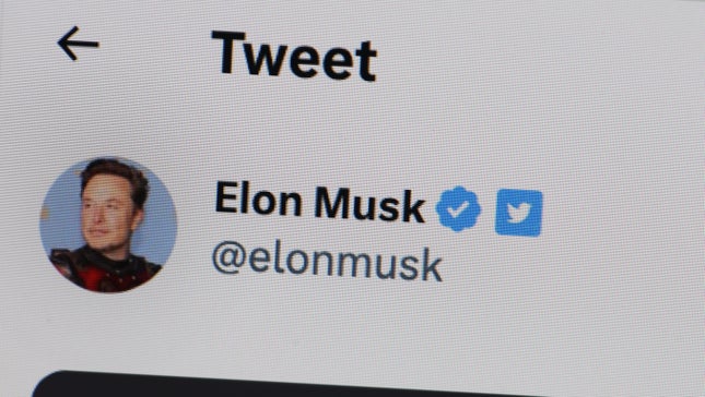 Elon Musk verspottet und blockiert seine eigenen Anhaenger