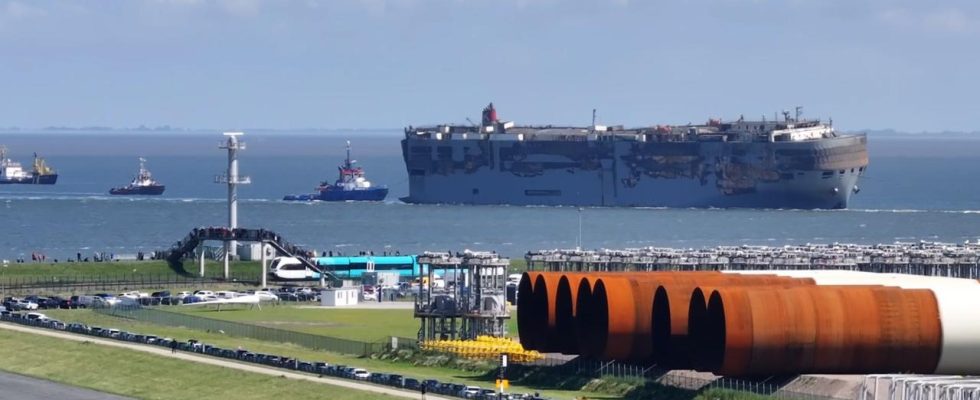 Erste Autos vom ausgebrannten Frachter Fremantle Highway ausgestiegen Innere