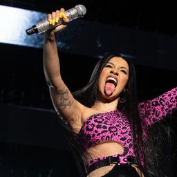 Fast 100000 US Dollar fuer das Thrown Microphone von Cardi B