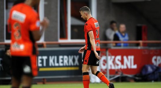 Feyenoord Verteidiger Nieuwkoop ist nach Rot gegen Fortuna fuer zwei Spiele