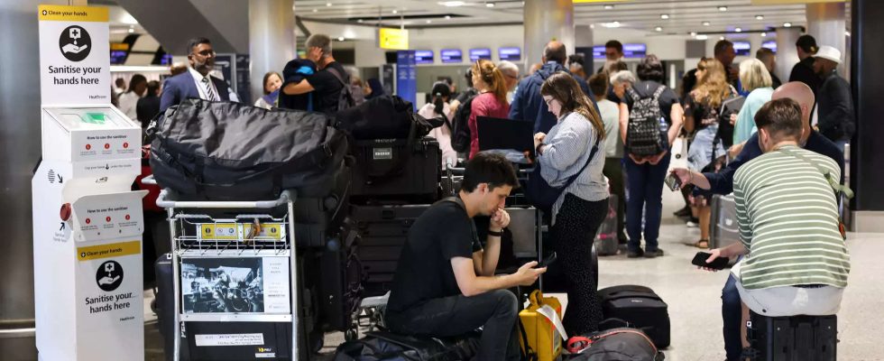 Fluggesellschaften beeilen sich den Flugdienst nach Ausfall des britischen Flugsystems