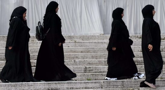 Frankreich verbietet das Tragen islamischer Abayas in Schulen