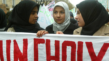 Frankreich verbietet islamische Kleidung in Schulen – World