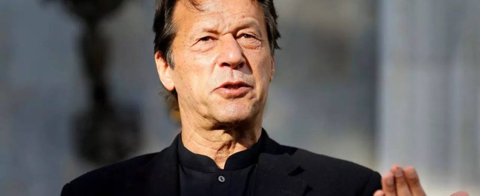 Imran Khans Frau Bushra Bibi verlangt fuer ihren Mann erstklassige