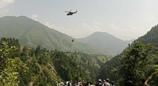 Pakistanische Seilbahn Sechs Kinder unter acht Personen in der pakistanischen