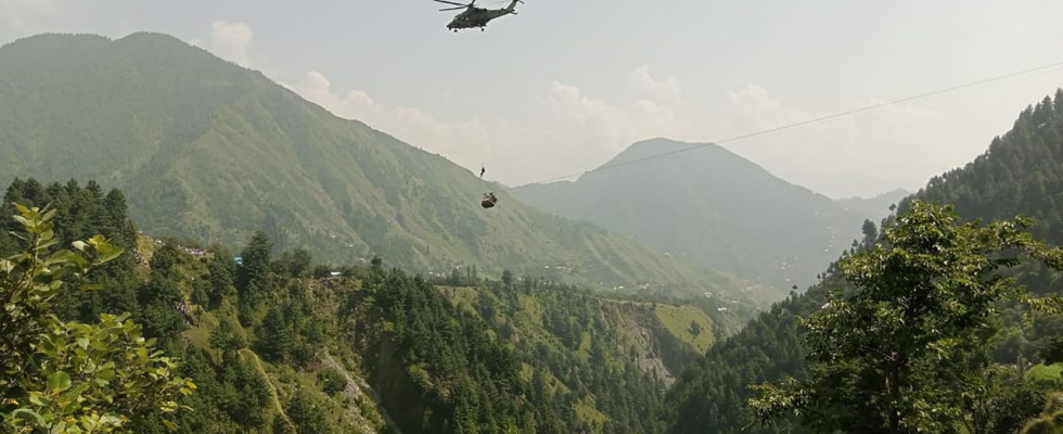 Pakistanische Seilbahn Sechs Kinder unter acht Personen in der pakistanischen