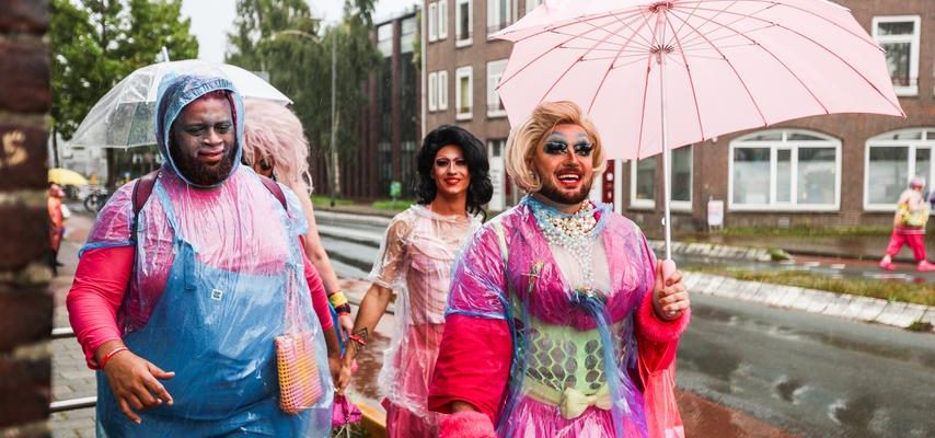 Pride verwandelt Amsterdams Grachten in eine Regenbogenparty Zu Hause