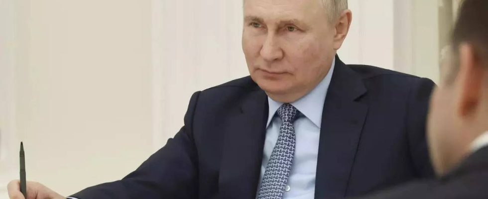 Putin Putin verurteilt waehrend seiner Rede vor dem Wirtschaftsgipfel in