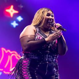 Saengerin Lizzo klagt wegen sexuellen Fehlverhaltens und Schaffung einer unsicheren